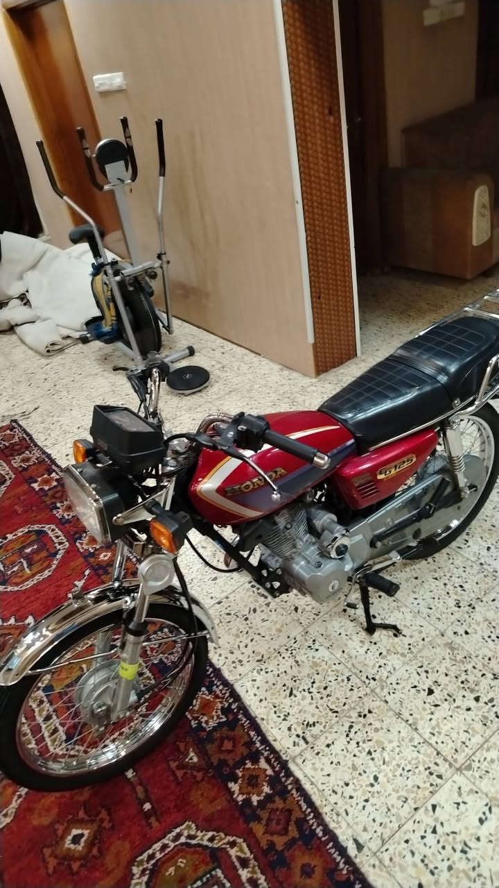 سلام عليكم شباب دراجه هونده ياباني دراجه مكفوله كفاله عامه الدراجه نضيفه ومطالعه دراجه بل نايلون للبيع وهاذ رقمي خاص مامتواجد ***********
