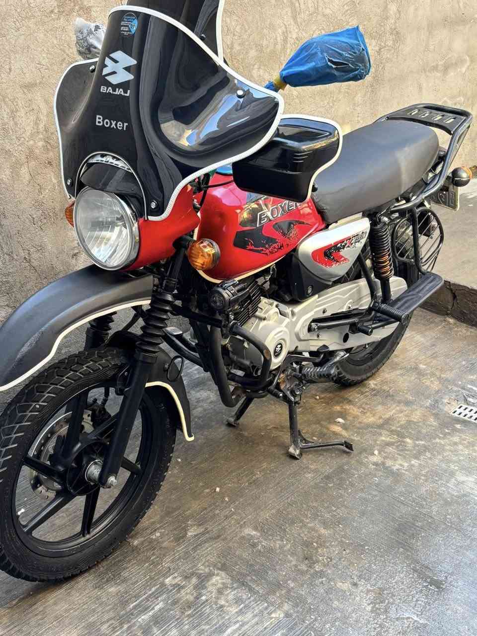 دراجه بوكسر للبيع موديل نهايه 2022 دراجه اخت الزيرو دراجه محافض عليهه كلش ردت اشتغل بيهه دلفري ولكيتلي غير شغله مزودهه لايت ثلجي اصلي رماشات اصليه الزوج ب١١٥ اخذتهن رقم بغداد تحويل ثاني يوم دراجه كل نقص مابيهه رايدهه ب ٢٥٠٠ وبيهه مجال بسيط *********** مكاني بغداد
