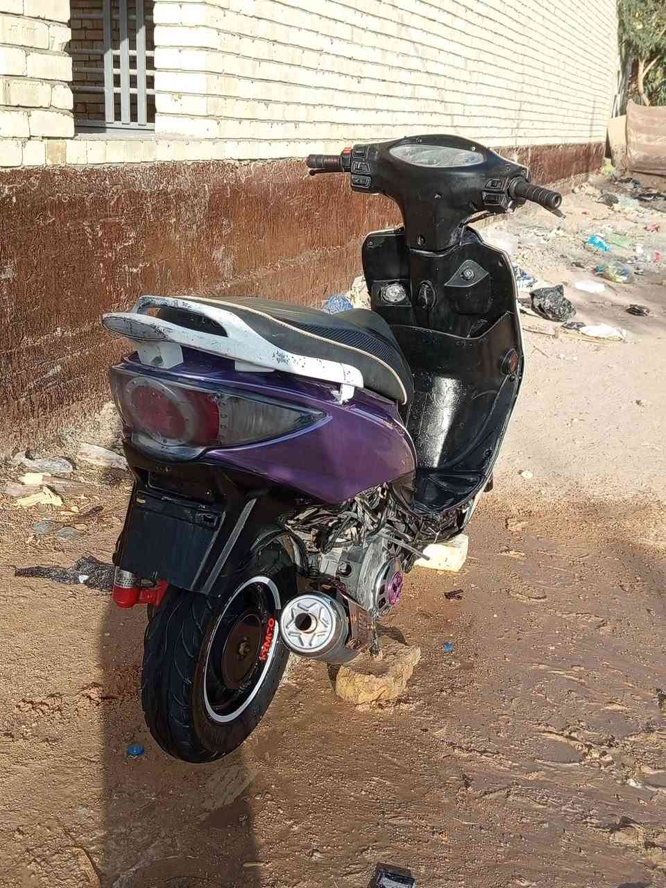 السلام عليكم الدراجه للبيع 
كامكو جي فور 

باتري جديد 
تايرات جديد 
كابريته جديد 
بيها منضومه مال زنون عالي وناصي 
دبلات جدد 
صالنصه رياضي sc
مكينه ناعمه وحلوة الدراجه 
نفس مشوف بل صورة وبعد احسن من الصوره 
مكان نجف حي النداء 

السعر 350 وبيها مجال حك الجيه 

الاستفسار *********** اتصل بيك خير وادلل الخاص مفتوح
