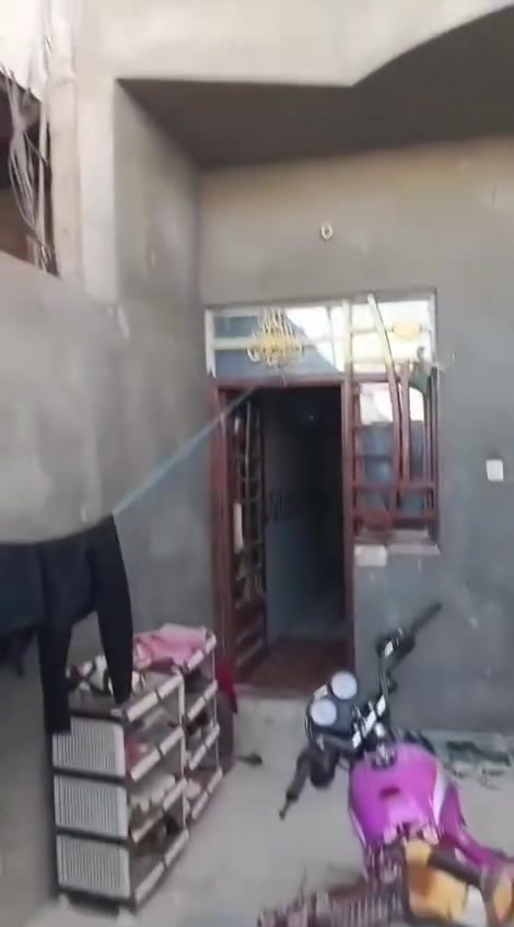 السلام عليكم بيت طابو مساحته ١٠٠بي استقبال وصاله وغرفة نوم ومطبخ وصحيات وبيه غرفه فوك سندويج السعر ٧٥  مليون مكاني أمن الداخلي شارع طارق الخبكاني يم الجامع الأخضر وهذه رقمي ***********
