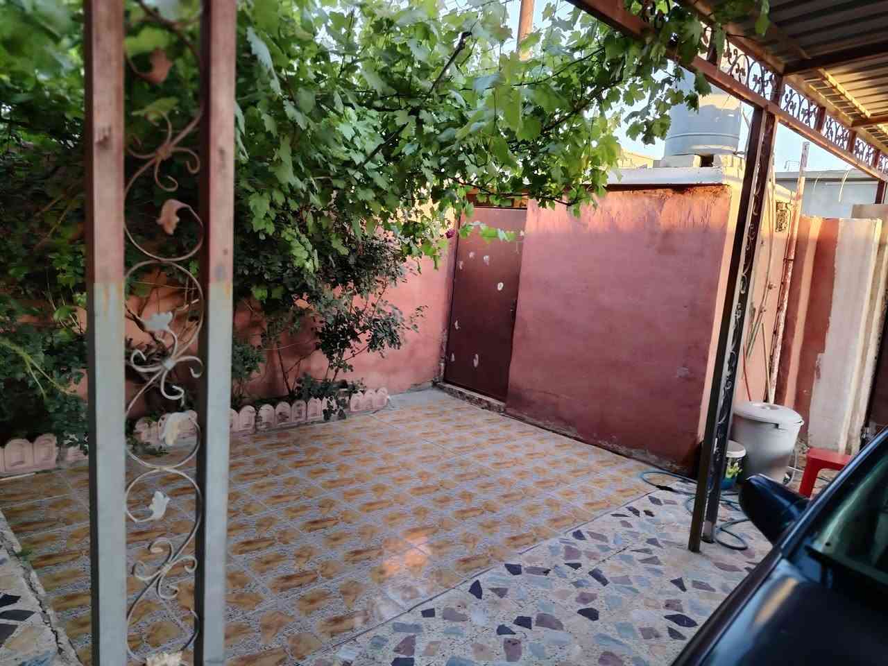 بيت للبيع او مراوس بگياره
مساحه الارض 400 الواجهة 12 
استقبال 
هول 
غرفتين الطابق الاول
غرفتين الطابق الثاني
مطبخ كبير
ممر موزع عل غرف والمطبخ 
حديقه
كراج سياره 
صحيات خارجيه
صحيات داخليه
الارضيه كاشي درجه اولى
البيت كلو سقوف ثانويه
#للاسفسار الاتصال على الرقم الاول ***********
الرقم الثاني ***********
