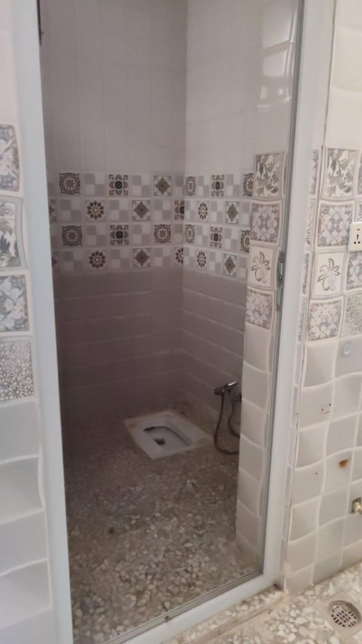 بيت البيع مساحه خمسه وسبعين المكان مقابيل أفران فستقه دور شرطه رقم ***********
