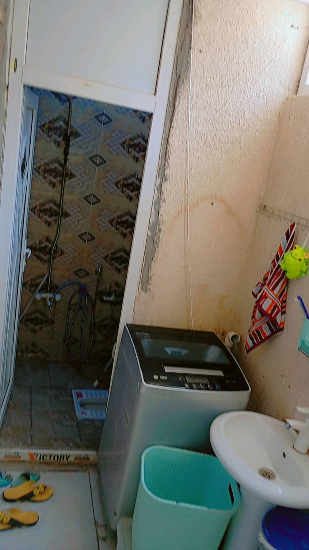 تم تنزيل السعر بيع مستعجل
 دار. للبيع  مساحة ٥٠ متر طابق ونص سند ٢٥ طابو زراعي 
الطابق الارضي صب كونكريت وكله سقوف ثانويه يحتوي على طرمة ومطبخ وصاله ٦× ٤ ومنور وصحيات ومخزن صغير بالمنور 
الطابق الثاني صب كونكريت يحتوي على غرفة نوم ٤×٤ وملحق وحمام وسطح 

العنوان / كربلاء حي الكرار مقابل حي الإمام علي (ع) مقابل مستشفى الكفيل قريب من طريق الزوار كافة الخدمات متوفره يصلح سكن أو حسينيه للزوار 
علماً أن الكاونتر وغرفة نوم والثريات يبقن للمشتري 
للاستفسار الاتصال على الرقم ***********
