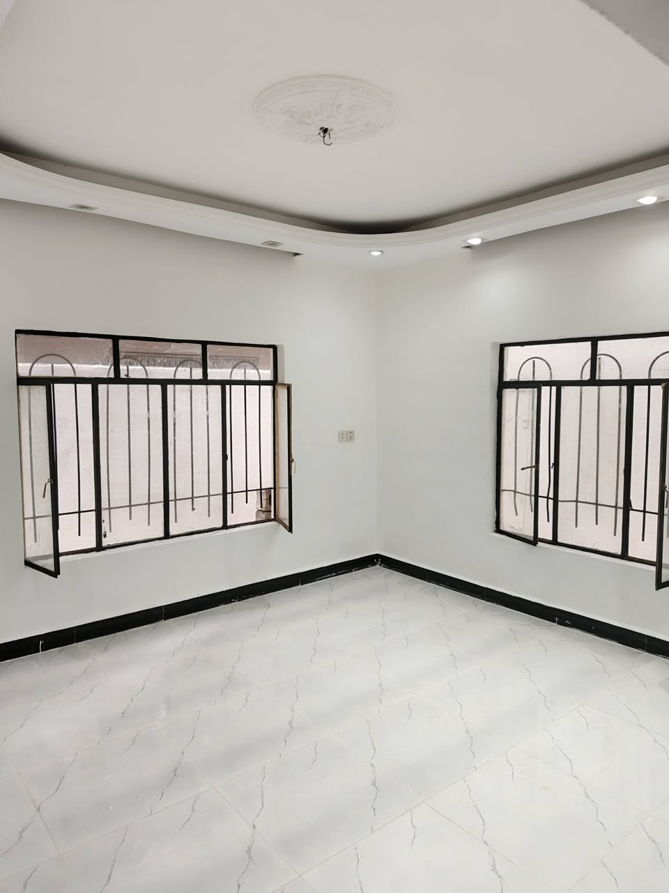 دار للبيع ( 200م ) واجهة ( 10م ) 
#موقع_العقار 🗺 : حي الخضراء - خلف جامع السرمدي 
على شارع 20 متر 
طابق اول : غرفتين نوم + مطبخ + هول + صحيات + استقبال + كراج  
طابو ملك صرف 
لمزيد من معلومات اتصال على
📞***********
