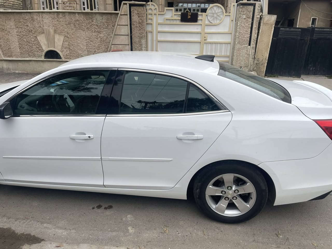 السلام عليكم 
للبيع شيفروليت ماليبو 2015 Ls
حادثها برقم الشاص موجود بالمنشور مكان بغداد حي الاعلام قرب السيديه 

مواصفاتها /
1-محرك ٤ اسلندر ٢٥٠٠
2لون ابيض 
3-شاشه ستيرن بيها كل معلومات السياره
4- شاشه وسطيه تجاري كلش حلوه 
5-كشنات جلد 
6نظام قياده ذاتيه 
7- نظام مانع تزحلق 
8-صندوق بصمه 
9-ارضيه جلد 
10- كامره خلفيه للبك 
11-تحكمات ستيرن
12-نظام صوت
 
السياره صراحه كلش حلوه احلى من الصور ومواصفاتها كلها موجوده بالصور وحداثها حلو ونظيفه كلش تجي وتشوفها 
سعر 105 وبيها مجال كلش بسيط حك الجيه 

مكانها بغداد حي الاعلام والرقم ***********
