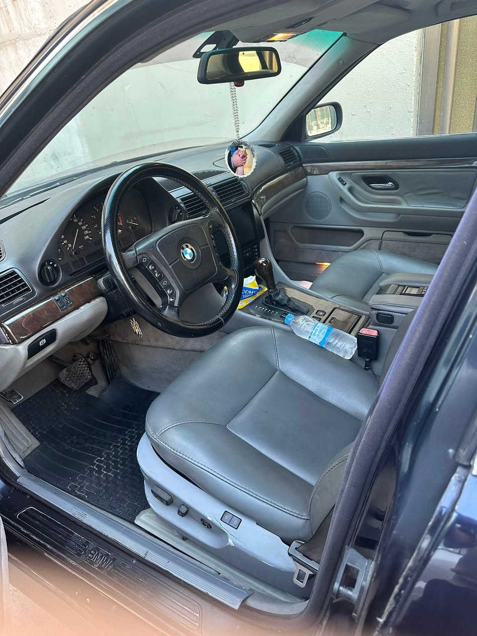 مساء الخير 730i bmw فول موصفات فتحة جلد كهرباء سلايت جام منضومة لاد محدثة 2000 بدون ظربة شاشة السيارة جديدة  بدون نقص 
المديل 95 بيع او مروس حسب القناعة 
***********
