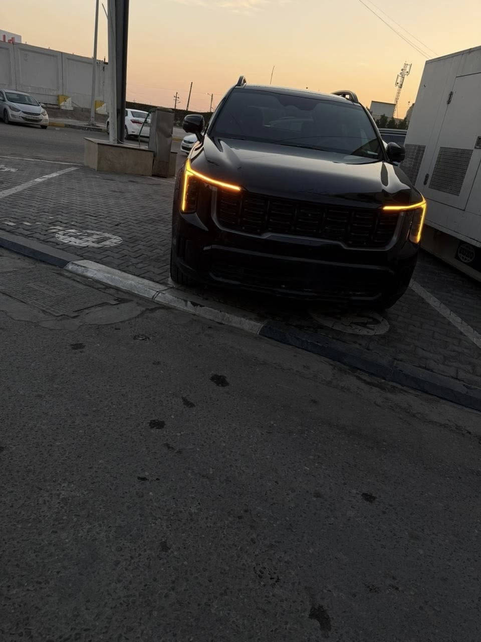 لون اسود بدون رقم 
ماشيه 3000يعني زيرو
بدون رقم تترقم في اي محافظة،

مكفوله من الصبغ  __ ليبل واحد
فول مواصفات 1/1 قماره كنتارا بنوراما/ 7 راكب
محرك 2500 تيربو 
تحكم فور ويل اداريف + 5انظمه قياده 
بصمه + تشغيل عن بعد 
+ تشغيل كارت مثل المرسيدس +شاشه كبيره متصله 
تبريد لمس + تبريد قطعتين منفصل 
تحكمات استيرن + شفتات أستيرن
دواخل لمس + صاج + اتويتر
سستم سماعات BOSE+ دمام صندوك 
كامره 360 درجه + كاميرا داخلية +تحديد مسار 
رادار + نقطه عمياء+ نظام تتبع + قياده ذاتيه
توقف ذاتي عند الاقتراب + مانع تصادم 
كشنات جلد كهرباء + خزن ميموري 
كشنات تدفئه + تبريد + كشنات منفصل 
شفتات بالسترين
كشنات  خلفيه كهرباء + بردات جانبيه 
مداخل شحن كشنات اماميه + كشنات خلفيه
شاحن لاسلكي 
دواخل بريحة الشركة 
تدفئه بل مري + ترحيب مري 
دخول ذكي + صندوك بصمه 
لد نهاري + لايت 4 عدسات +  
ويل حجم 20 + تخم تاير جديد   
سياره جديده بعدها على وضع الشركه ، حادث سطحي جداً 
تبديل بنيد اصلي نفس ألون.

272$ وبيها مجال قليل ،، وبنيدها الأصلي هم موجود إذا احد يريده، ***********
وبعد بيها موصفات.
