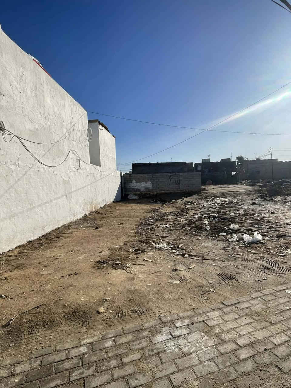 السلام عليكم قطعه واجهه 10 نزال 17
عل شارع  تصاال على رقمي *********** قرار محكمه 
تبليط بل باب
