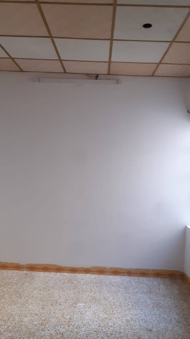 الإيجار في حي الإنتصار مساحة 100متر طابق واحد 

شارع 30 

غرفة واستقبال وهول وصحيات ومطبخ وكراج 

((مكتب الاصدقاء))

((عنوان المكتب سايدين الأركان قرب روضة الأماني))

*********** متوفر واتساب 

***********
