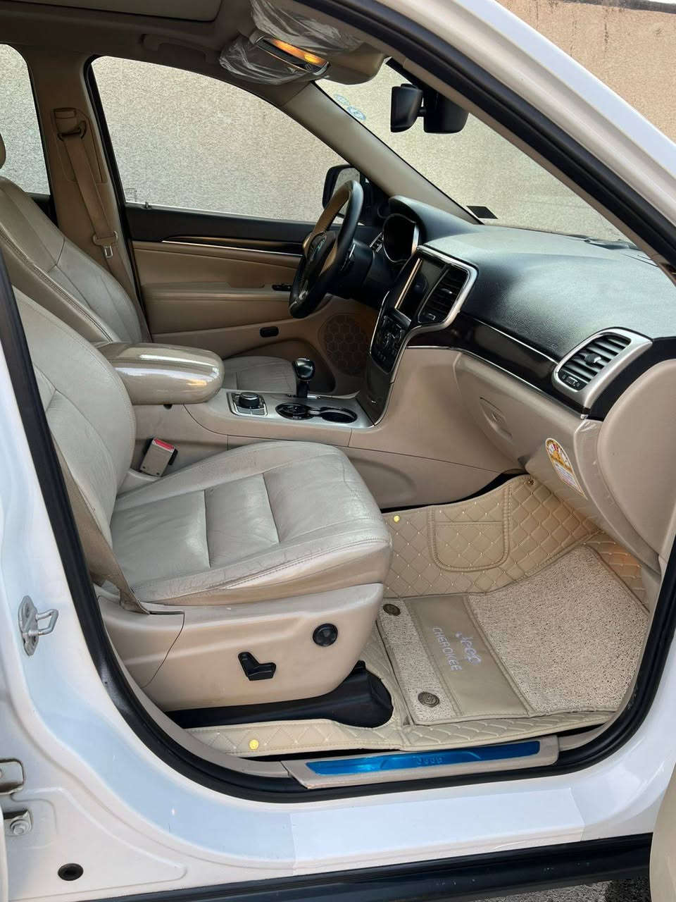 جيب لاريدو موديل 2014 
رقم سليمانيه بسمي شخصيا 
هزه وأرقام جديد 
فو موصفات داخل بيجي كشنات كهرباء 
صندوق كهرباء بنروما فول لمتدت 
ماشيه 162 
مكينه كير مكفولات 
السعر 223 وبيه مجال  
***********
