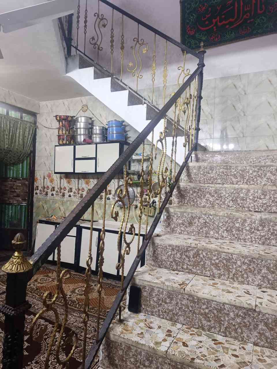 السلام عليكم بيت للبيع في منطقة أبو درع مقابيل أم الكبر ولغزلان المساحة 100  والواجهه ٥   طابق اونص   منطقة كافه الخدمات بيه السعر٩٣ اوبي مجال للستفسار ***********
