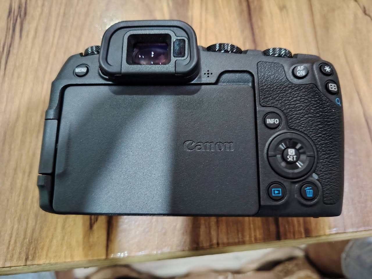 بسم الله الرحمن الرحيم
خوان كامره Canon Eos RP
المعروف لا يعرف  بمواصفات تجعلها مناسبة للهواة والمبتدئين الراغبين في الانتقال لمستشعرات الإطار الكامل:
المستشعر: CMOS بدقة 26.2 ميجا بكسل.
الفيديو: تدعم تصوير الفيديو بدقة 4K و Full HD 1080.
السرعة: قدرة على التصوير المتتابع حتى 5 إطارات في الثانية.
التركيز: نظام Dual Pixel CMOS AF للتركيز البؤري التلقائي السريع والدقيق.
الاتصال: تدعم تقنيات Wi-Fi و Bluetooth لنقل الصور والتحكم عن بُعد (مثل ما موجود بلصور) شاحنه سلك شاحن مع بطاريه للعلم مشحونه فقط ربع ساعه من اجل تشغيل الكامره مع الجسد +لا يوجد زوم الخبيرين يعرفون انو العدسه كت يعني مو بروفشنل لبروفشنل دايمن تشتريها وحدها يفهمون المصورين قصدي
ملاحظه :الكامره جديده غير مستخدمه يعني الشتر صفر صفر الزر التصوير ما مضغوط ابد
السعر(1150 الف)


**إذا كنت صاحب هذا الإعلان وتريد حذفه لأي سبب، رجاءا أرسل رسالة إلى الدعم الفني**