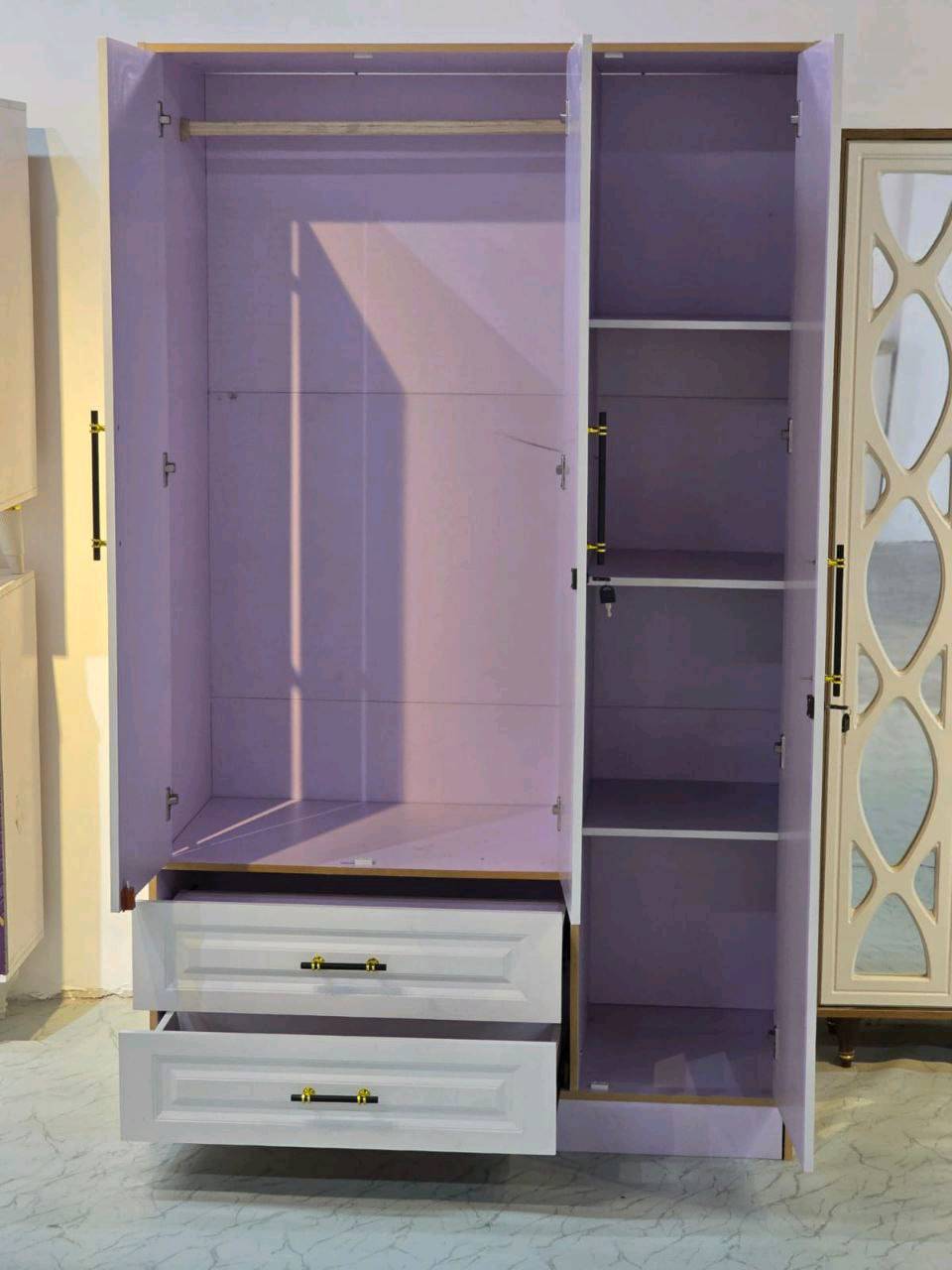 كنتور 3 باب خشب MDF
ظهر بلوك 3 طبقات  درجة أولى 

 القياسات:
▪️ العرض: ١١٩ سم
▪️ الارتفاع: ٢٠٠ سم
▪️ العمق: ٥٥ سم

