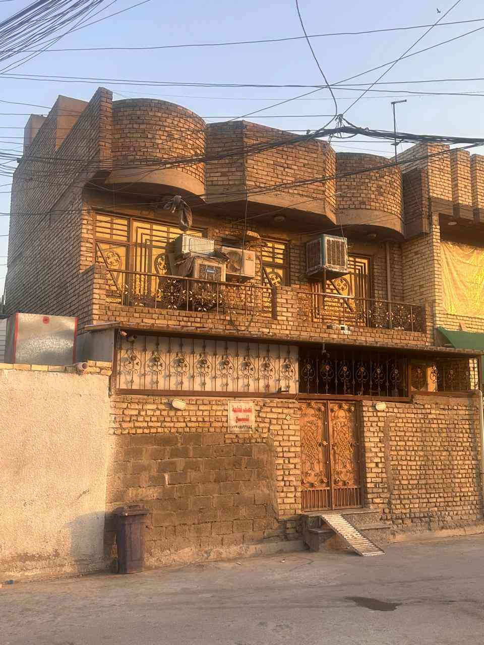 نصف قطعة مربعةعلى ساحة حديثة للبيع قطاع ٥١ قرب عريبة عالية عن الشارع متر مساحة ٧٢ واقع حال ٩٠ متر  
الطابق الاول غرفة نوم واستقبال وصالة كبيرة ومنور وحمام داخلي وخارجي 
الطابق الثاني غرفتين نوم وصالة معزولة وحمام للاستفسار ٦
***********
