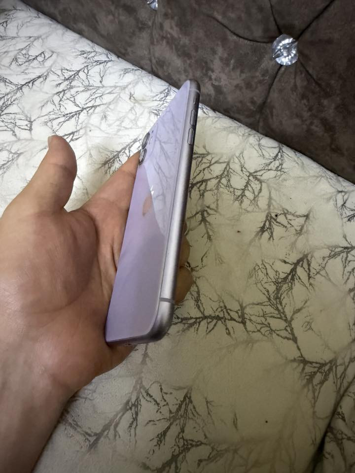 ايفون 11 كامرتين للبيع ذاكره 128 بلاد كلشي مامبدل بي ذاكره 69 جهاز جديد حيل بس هاي زلغه بي من فوك فقط سعره 200 وبي مجال قليل
***********
