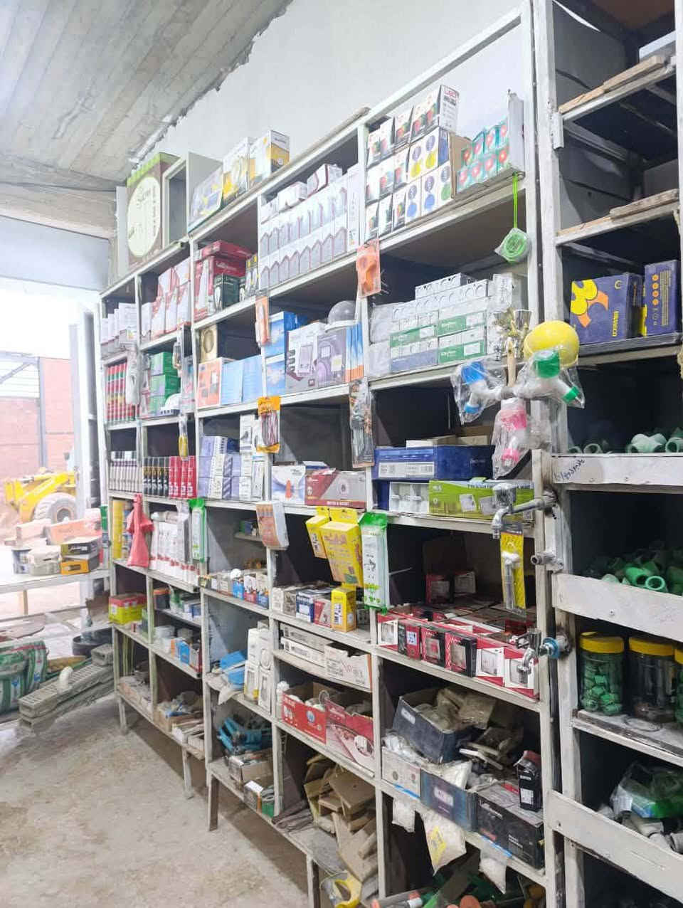 يالله محل انشائيه للبيع بشارع المطار الجديد بدايه شارع الشفلات السعر ثلاثه مليون ونص بس الغراض والمحل اجاره 150الشهر  اي استفسار اتصل وبيك خير ودلل ***********
