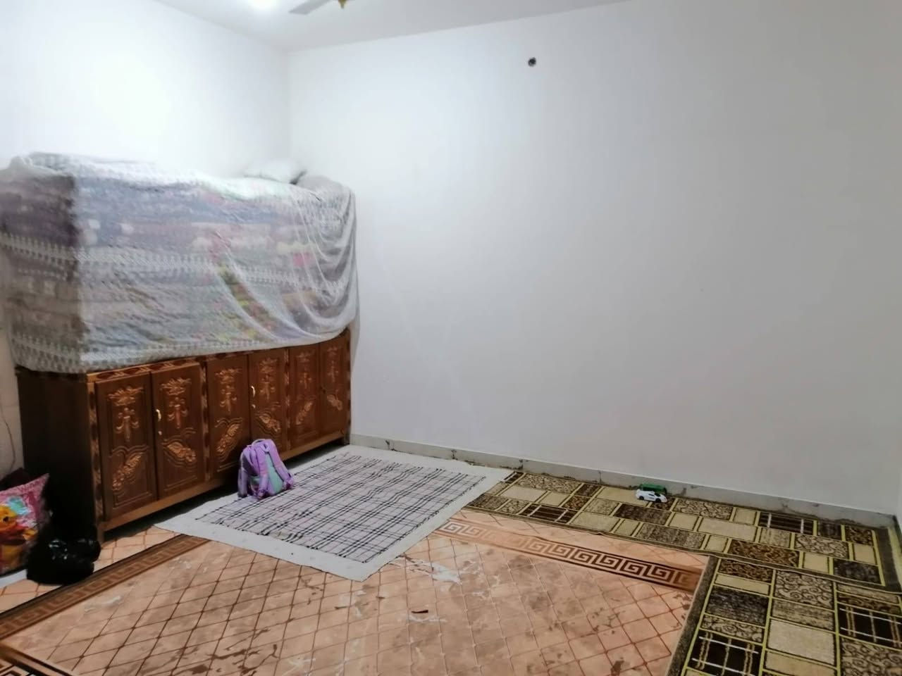 بيت للبيع في حي اور بشارع سبيس مقابيل مدرست الجماهير مساحت250 بناء البيت 2018البيت قاطين يحتوي على غرفتين نوم او حمام داخلي او خارجي اوصاله او مطبخ او ستقبال او غرفتين فوك او مناور اثنين او كراج سياره ويحتوي على شقه منعزله مساحته140تحتوي على غرفتين نوم او صحيات او صاله اومطبخ يقع البيت على ساحه *********** سعره قفل 390مكلف بنشر
