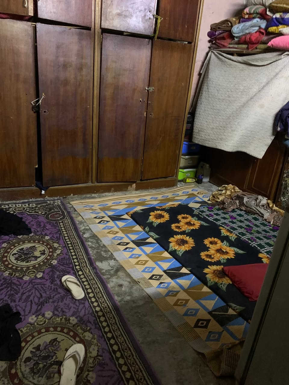 بيت حواسم كبير للبيع يوجد بي 3 غرف كبار و2 حوشين كبار ومطبخ كبير وصحيات كبيرة وخطين كهرباء بي وممشى كبيره بيت كلش جبير الغرفتين الاولى سقف چينكو والغرفة الاخيرة سندويش مكانه خلف المستشفى خلف الشارع العام ويوجد بي كامل الخدمات من كهرباء وماء ومجاري سعره 8 وبي مجال مكاني بغداد الشعلة الرقم ***********
