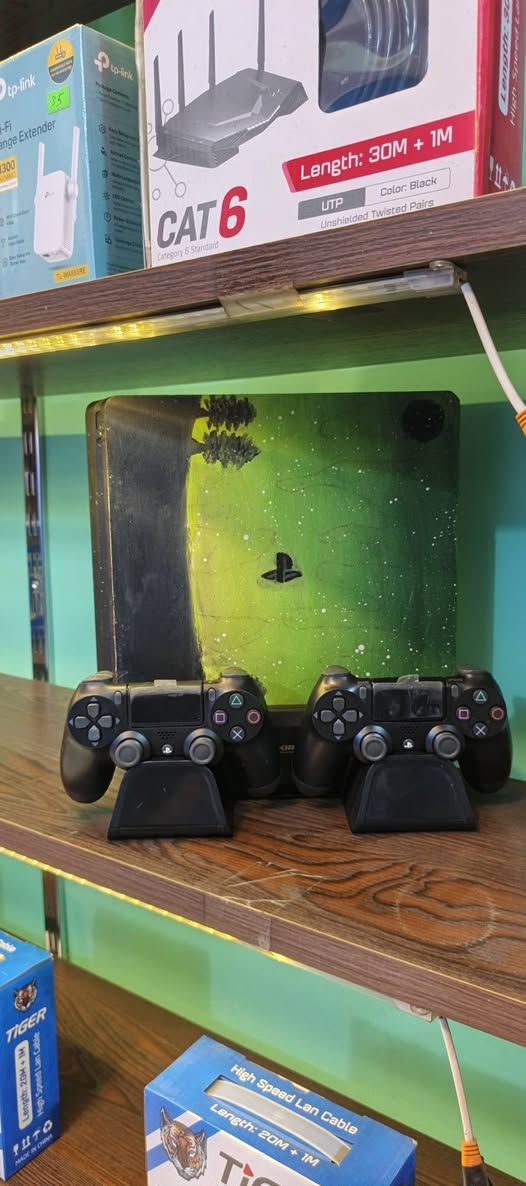 بلي 4 سلم مهكر نضام 11 تحديثه جان 10 متروك من ٢٠٢٢ ذاكره 500 مع ستاند فان وشحن يدات مع يدات ثنين تجاري جديد وكارتونه مع العاب حسب الطلب سعر ٢٣٠ الف الجهاز لامفتوح ولامصلح لوك ستيكر 
مكان بغداد الحريه 
***********
