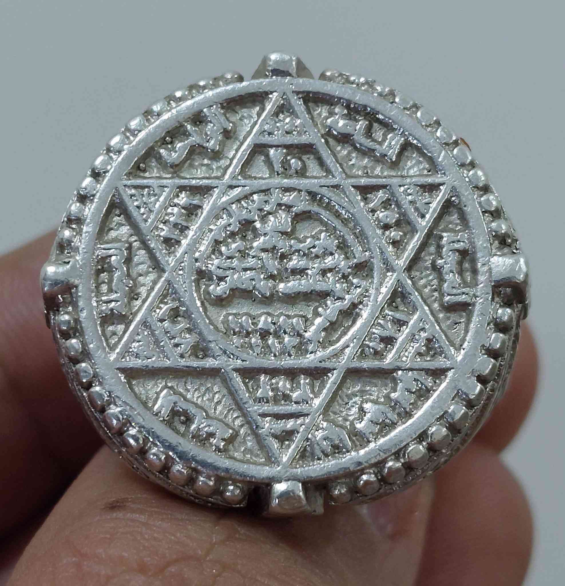 خاتم فضة منقوش نجمة داود حجم راهي و قياس 24 بغداد ***********
