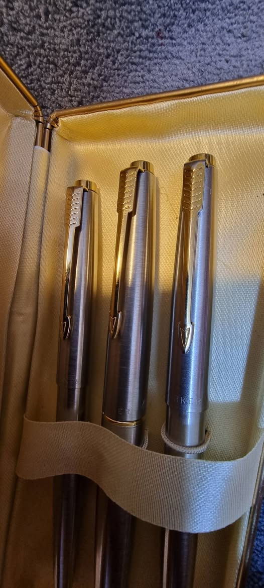 تحية طيبة   ،،،
#سيت_اقلام_باركر_ثلاثي 45 PARKER 
             الصنع : امريكي #اصلي  ، MADE IN USA  ، 
             مستخدم  ، إنتاج #قديم  ، بالعلبة #الأصلية  ، 
               سلاية مصنوعة من الذهب عيار 14K  ، 
       حبر + جاف + رصاص  / مصنوع من الستانلس ستيل، 
السعر : 135 الف ، 
يوجد توصيل  .


**إذا كنت صاحب هذا الإعلان وتريد حذفه لأي سبب، رجاءا أرسل رسالة إلى الدعم الفني**