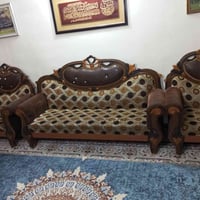 كنب • عدد ٦ • قابل تفاوض