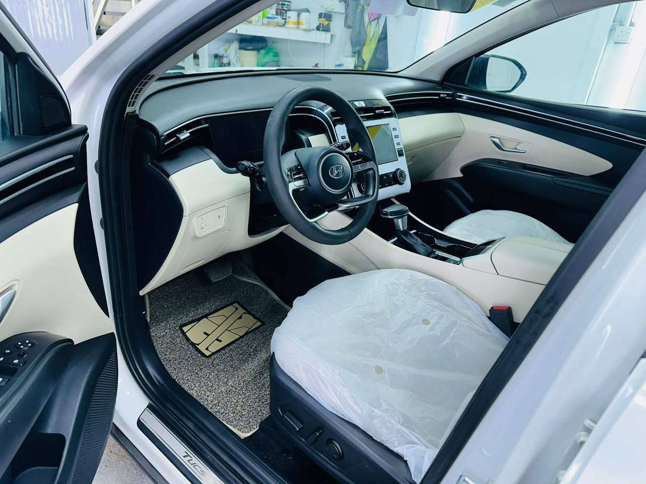 من رخصت الادمن
توسان للبيع موديل ٢٠٢٤
ماشيه ٥٤ 
بحالة الزيرو
كفاله عامه من الشخط والبارد ما عده رصعتين اصغار حيل 
مكينه كير ع وضع الشركه
تخم تاير جديد 
فول مواصفات ما عده الفتحه والجلد 
سياره مال جناي 
رقم بغداد بسمي
مكان السياره فلوجه سعرها
٢١٨ أو بيها مجال الشراي يتصل ***********
