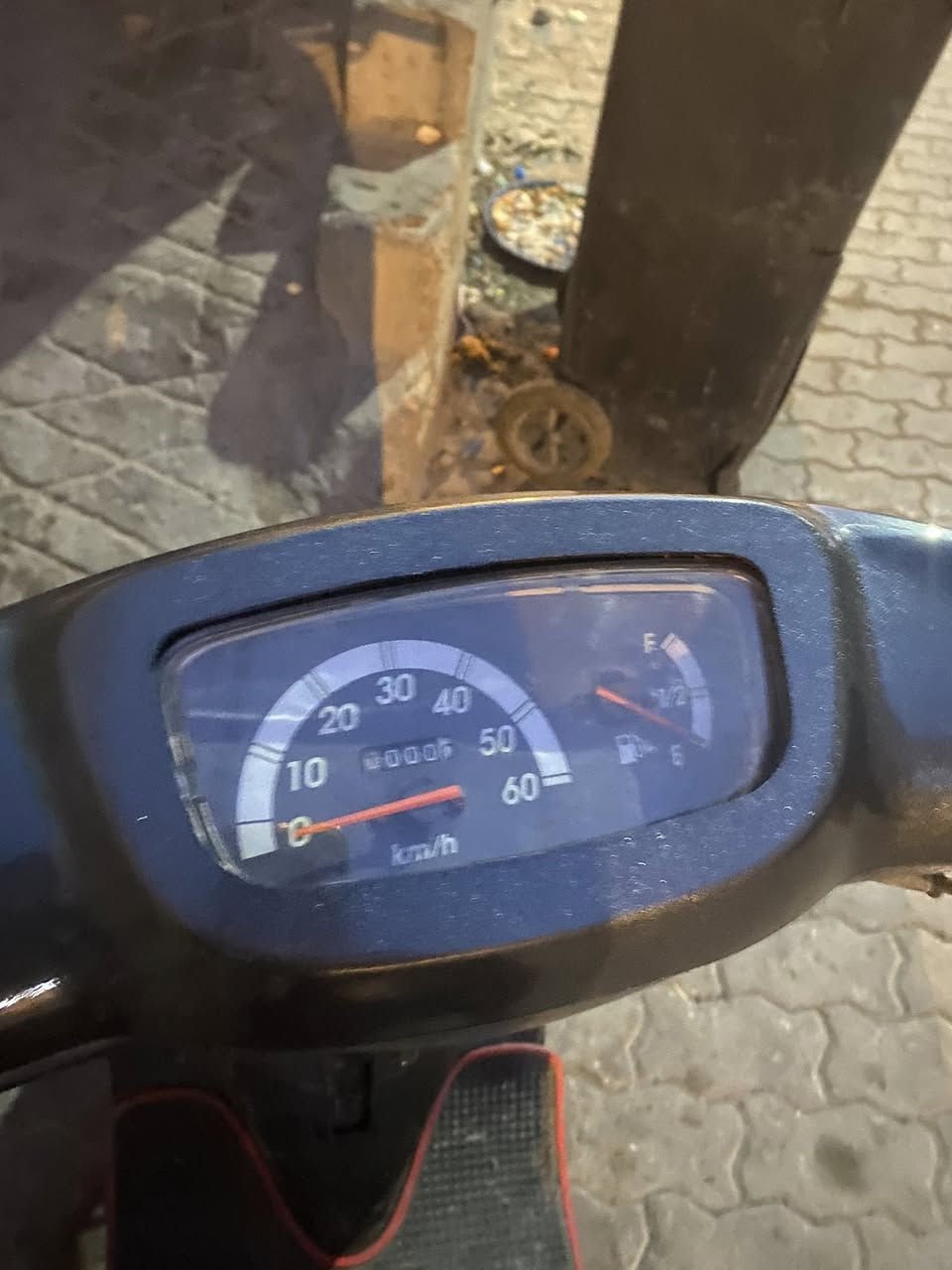 سلام عليكم دراجه خمس زروف لبيع كلشي مابيه ونضيفه دراجه كلشي شغال بس  رادله باتري دراجه هندر واحد تشتغلً سعر ٢٥٠ وبيه مجال بصيط الطيبين عنوان بصره حي جامعه رقم *********** متواجد وتساب بس هلا وسهلا بيكم
