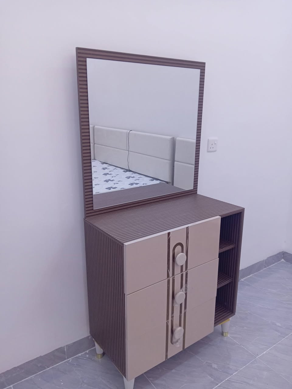 غرفة نوم تركي اصلي ما مستعمله 
السعر 700وبيها مجال
***********
***********
