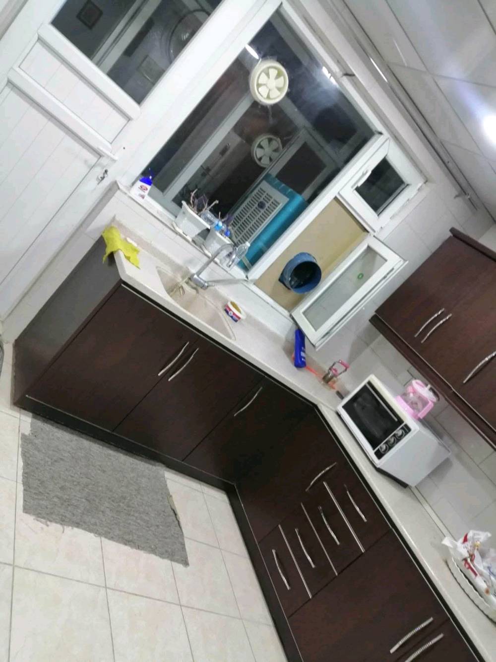 لبيع شقة ملك باسمي موثثة ضمن مجمع سكني قريب من فاملي سليمانية وشارع ٦٠ مجمع سكني كول شار غرفتين نوم وصالة ومطبخ واستقبال وحمامين غربي وشرقي وبالكون مجهزة ب سبالت عدد٢ وسقوف ثانوية وباب قاصة رئيسي كهرباء وطني فول سعر ٣٥٥ ورقة بي مجال مع معاملة للتفاهم هاتف *********** تحويل مباشر
