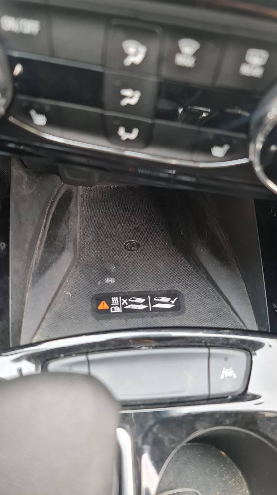 بسم الله الرحمن الرحيم 
الحلوة للبيع 
شوفرليت تراكس ٢٠٢٤ اكتيف 💚
محرك : 1200 Turbo 
3 سلندر

حادثها : تبديل دعامية أمامية نفس اللون بلادية مال Activ فقط وبارد بجاملغ الخلفي يعني سيارة بدون صبغ 

اللون : أخضر مميز 💚

 عداد المسافة : 9 الاف ميل 

المواصفات : Activ 1/1 فوول 

( كشن كهربائي ، كشنات تدفئة، سلاید فتحة ، شاحن وايرلس لاسلکي ، ابواب بصمە ، تشغیل عن بعد ، دخول ذکي، بصمە تشغیل ، کیج الکتروني کامل ، لایتات لید و زنون ، بك لایت لید  ،رادار امامي  ، کامیرا خلفيە، حساسات خلفي, کشنات هیتر جلد کهربائي ، تدفئة استيرين 
العنوان : كربلاء المقدسة 
السيارة حرة بدون رقم تترقم أي محافظة 
رقم التواصل : *********** بي واتس كربلاء, العراق
