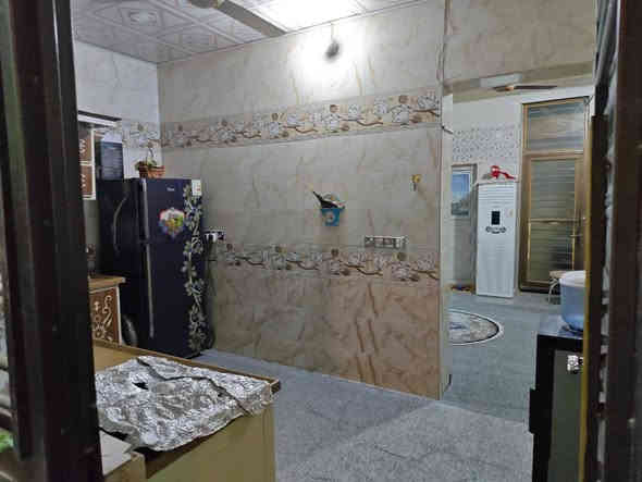 السلام عليكم دار للبيع طايو صرف مساحة البيت 100م مربع يناء حديث درجة اولى اي نقص مابيه طابق ونص السعر 130 مع المجال ***********  حي الغدير
