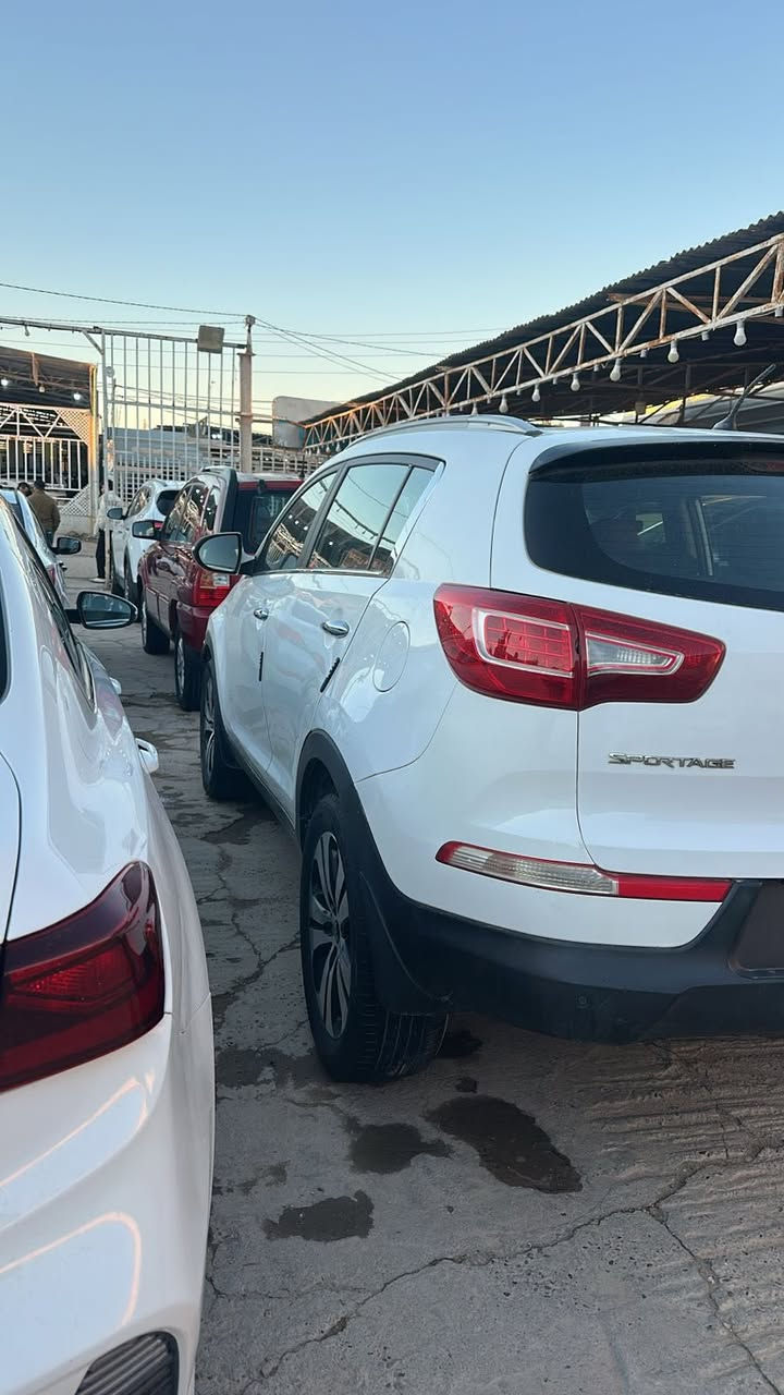 كيا سبورتج ٢٠١٢ بيهه قطعه ونص صبغ بدون دواخل شرط الفحص فول مواصفات جاهزه من كلشي السعر ١٣٥ وبيهه مجال ***********
