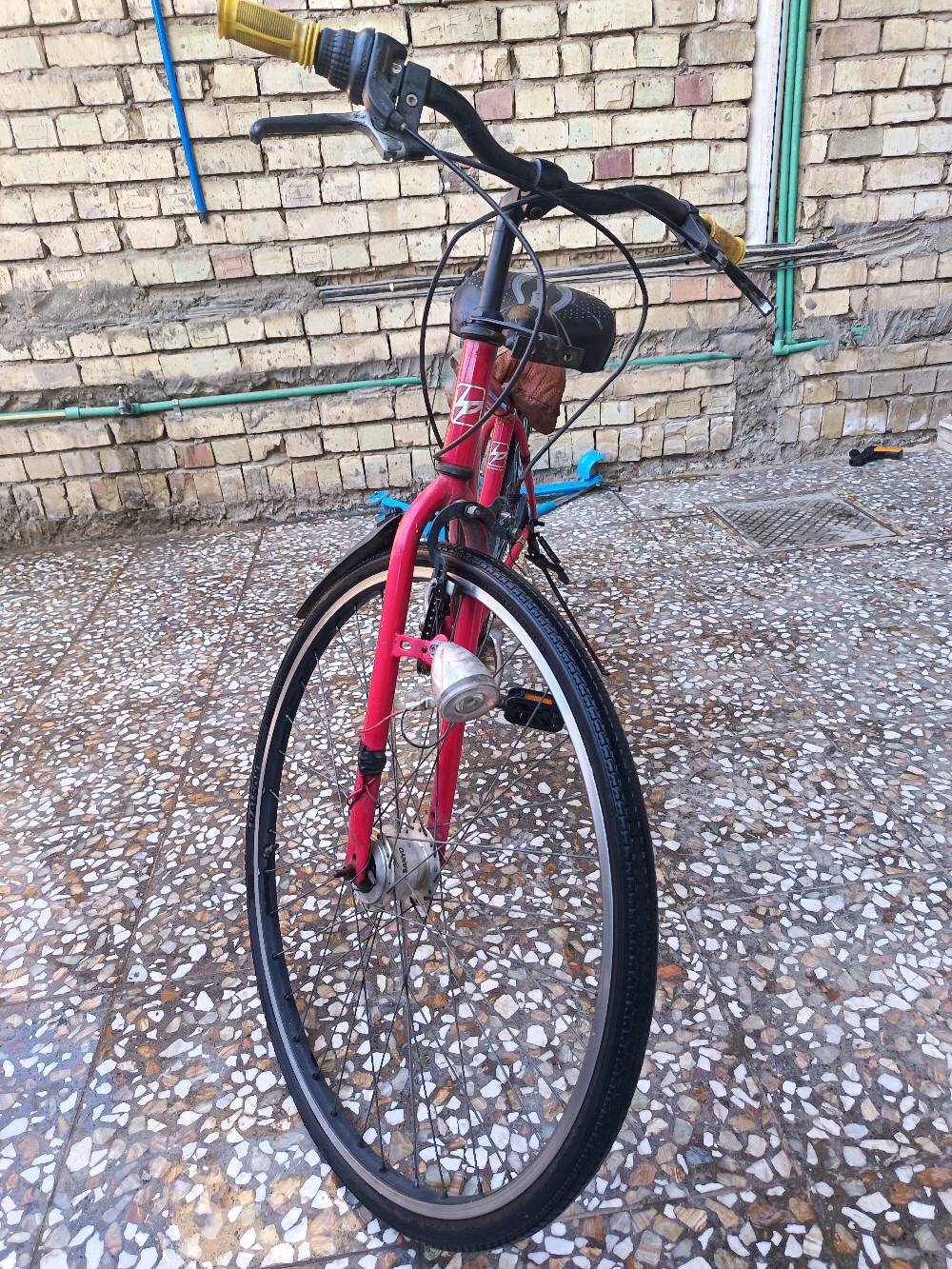 باسكل أحمر اللون بحالة جيدة من نوع "Southernport". يتميز بداينامو من نوع "Sanyo" ومبدل سرعات من "Shimano"، مما يعني ركوباً سلساً ومريحاً. مناسب للتنقل في المدينة والاستمتاع بالجولات الطويلة. متوفر للبيع بسعر مناسب.