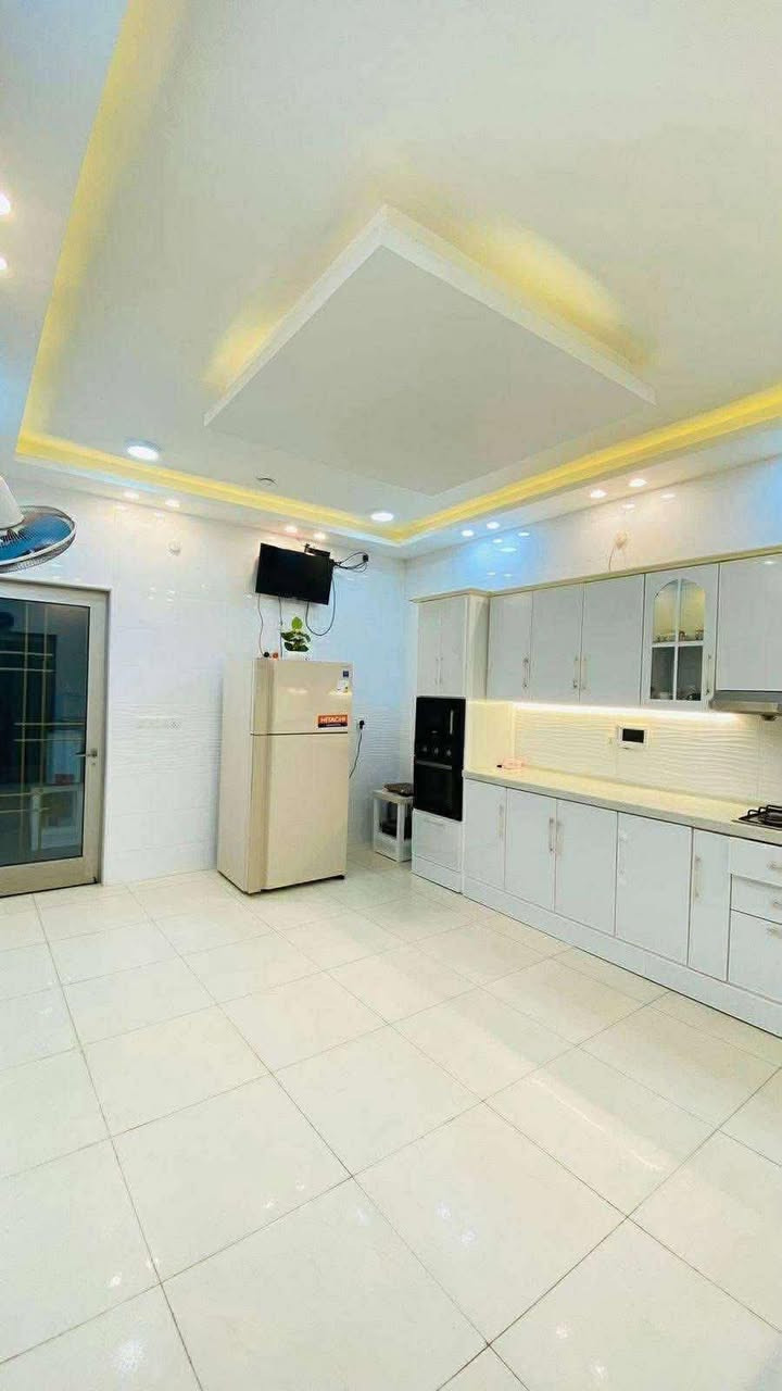 بيت للبيع في مجمع الدوح مساحتة الكلية 200 متر موقعة ركن طابقين بناء شخصي 

ط 1 -  غرفتين + صالة كبيرة + مطبخ + استقبال + مجمع صحي عدد ٢ + كراج + حديقه 

ط 2-  يحتوي على اربع غرف نوم كبيرة مع استقبال كبير مع مجمع صحي مع مراوح البيت ومنظومة كاميرات + سخان ماء + ماطور ماء + ٤ سبالت 

بناء حديث سنة ٢٠٢٣ ع يد صاحب البيت
مطلوب للعقاري ٨٣ مليون

مكتب ظلال الخير 
بدايه شارع الفنادق 
***********
