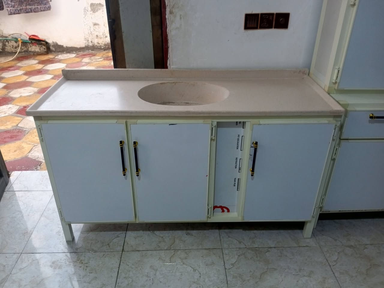 سلام عليكم كاونتر نظيف مترين مترين وسنك مرمر مترا ونص  مكان ناصريه حي فدا شارع مدارس  رقم ***********
