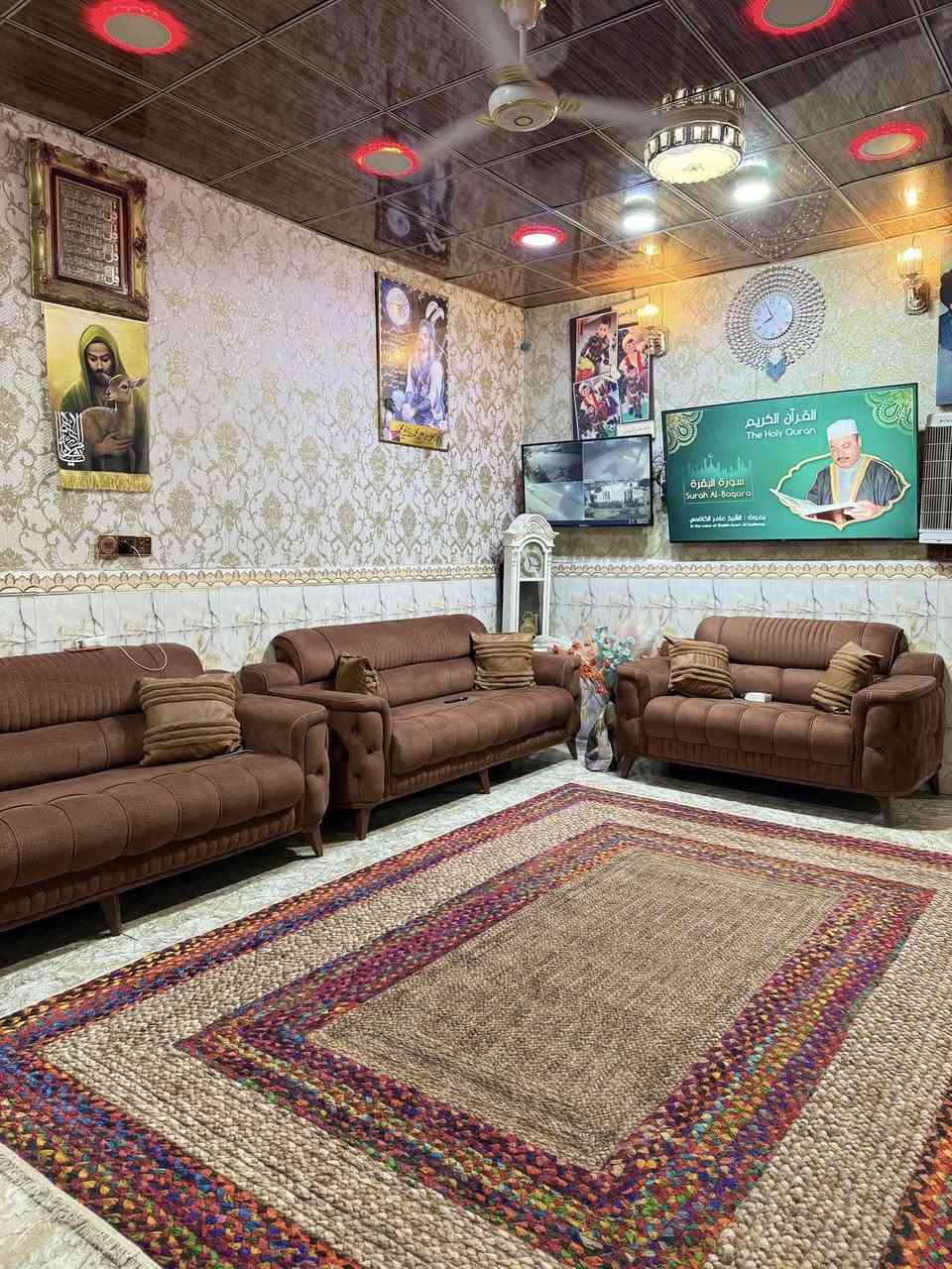 سلام عليكم بيت تجاوز للبيع نضيف جداً
بسعر مناسب يتكون غرفتين وصاله وديوانيه وطارمه وموقعه كلش ممتاز على شارع العنوان الموفقيه قرب سنتر نخله 
للمراسلة والاستفسار متواجد واتساب : ***********
