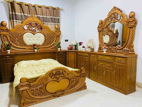 توجد غرفة نوم توج حطاطة متكونة من 5قطع نضافة فول السعر مليون و350 وبيها مجال العنوان الرمانة الاتصال ***********
