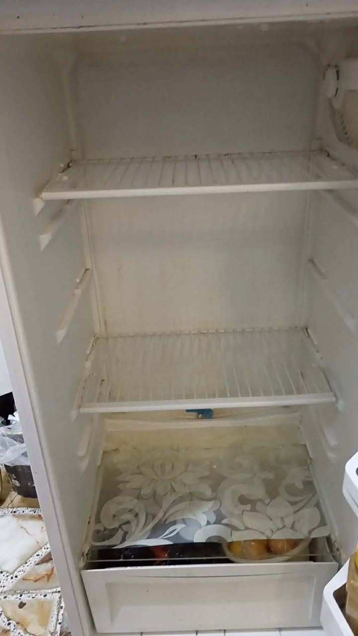 للبيع ثلاجات عدد 2 سعر الوحد ١٥٠ شرط نضافه فول بعده شركة الي يريدها يراسلني واتساب فقط *********** الشراي يراسلني
