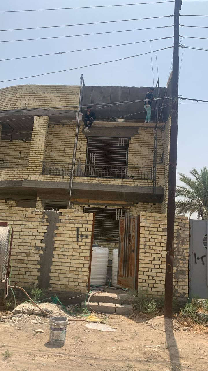 السلام عليكم 
للبناء بلنقد والاقساط 
عروض تنفيذ الهيكل 🧱 (225 ) الف
عروض تسليم مفتاح 🔐 ( ٣٤٠ ، ٣٨٠ ، ٤٥٠ ، ٥٠٠ ) 

🔴 مواصفات بناء الهيكل 225 الف 🧱 بأعلى المعايير :

1️⃣ فرش الأرض بطبقة سبيس وحدلها لضمان استقرار التربة.
2️⃣ فرش نايلون زراعي ثقيل لحماية الأساسات.
3️⃣ تنفيذ مجاري داخل الرفت بمواد عالية الجودة (أمل الشريف).
4️⃣ تسليح الرفت بحديد F.F مفحوص مختبريًا وفقًا لمواصفات دقيقة.
5️⃣ صب الرفت باستخدام خباطة مركزية من نوع 35C لضمان قوة ومتانة الخرسانة.
6️⃣ إعداد بادلو بارتفاع 15 سم لتعزيز الأساسات.
7️⃣ بناء الجدران باستخدام طابوق جمهوري، مع رمل مفحوص مختبريًا وسمنت مقاوم، تحت إشراف كادر مهني مختص.
8️⃣ تنفيذ شبكة أنابيب للسبالت والساحبات لضمان التهوية الحديثة.
9️⃣ تركيب فريمات حديد للأبواب والشبابيك لضمان المتانة والجودة.
1️⃣0️⃣ ارتفاع السقف الأول: 3.10 م لضمان مساحة وراحة أكبر.
1️⃣1️⃣ صب السقف الأول بخباطة مركزية بمواصفات متقدمة.
1️⃣2️⃣ هذه المواصفات تشمل كل طابق من البناء لضمان أفضل جودة وأعلى معايير.
--------------------------------------------------------------------

🔴 مواصفات سعر المتر 340 الف ( تسليم مفتاح ) 🔐

1-  معالجة الأرض  مع التنظيف 
2- حدل الأرض بمنسوب 20 سم على طبقات من السبيس النظيف من المقلع فرش نايلون
3- عمل أساس شريطي بعرض 50 سم أرتفاع 40 سم
4- عمل بادلو من الطابوق بارتفاع 20 سم مع صب جسر بارتفاع 15 سم مع اللبخ والاغلاق صبة 10 سم مسلحة بي ار سي
5- بناء جدار أرتفاع 3.1 م الطابق الأرضي
6- يكون الكونكريت المستخدم سي 30 والحديد المستخدم اف اف او ما يضاهيه
7- عمل الصحيات الصرف الصحي نوع البركة مسلح
8- رباط ارتفاع 30 سم
9- السقف سمك 20 سم
10- جدران الطابق الأول  والبيتونة 2.9 م
11- عمل تأسيس الماء نوع تركي دفن الخلاط ظاهري 
12- الكهرباء سيمنز انارة جدارية
13- شبابيك حديد 1.5*1.5/1.5*2 
14- أبواب تركية درجة 2
15- اكساء الجدران بالسيراميك الإيراني او الهندي درجة 2
16- اكساء الأرضية بالكاشي العراقي او السيراميك الإيراني او البورسلين الإيراني
17- عمل الواجهه باللبخ والتطعيم مع الصبغ
18- يكون اكساء السطح بالاشتايكر العراقي
19- يكون المحجر الدرج من المنيوم مدور  درجة 2
20- يكون الزجاج شفاف 
21- باب المدخل والمطبخ من الحديد
22- باب الكراج من الحديد
23- أرضية الاكراج من الكاشي 
24- اكساء الستارة باللبخ 
25- الاجناب لبخ تشميع
26- المنور لبخ ونثر اجرارة
27- ماطور ماء 
28- خزان ماء واحد 
29- سخان عراقي الطحان
30- منظومة كامرات درجة 2
--------------------------------------------------------------------

🔴 مواصفات سعر المتر 380 الف ( تسليم مفتاح ) 🔐

1-  معالجة الأرض  مع التنظيف 
2- حدل الأرض بمنسوب 20 سم على طبقات من السبيس النظيف من المقلع فرش نايلون معالجة الارضة ان وجدت
3- عمل أساس رفت حصيرتين مع الجسورة أرتفاع 40 سم
4- عمل بادلو صب جسر بارتفاع 15 سم 
5- بناء جدار أرتفاع 3.1 م الطابق الأرضي
6- يكون الكونكريت المستخدم سي 30 والحديد المستخدم اف اف او ما يضاهيه
7- عمل الصحيات الصرف الصحي نوع أمل الشريف مسلح
8- رباط ارتفاع 30 سم
9- السقف سمك 20 سم
10- جدران الطابق الأول  والبيتونة 3م
11- عمل تأسيس الماء نوع تركي دفن الخلاط ظاهري
12- الكهرباء سيمنز انارة جدارية
13- شبابيك حديد 1.5*1.5/1.5*2 
14- أبواب تركية درجة 2
15- اكساء الجدران بالسيراميك الإيراني او الهندي درجة 2
16- اكساء الأرضية بالكاشي العراقي او السيراميك الإيراني او البورسلين الإيراني
17- عمل الواجهه باللبخ والتطعيم مع الصبغ
18- يكون اكساء السطح بالاشتايكر العراقي مع طبقة فلين 3سم
19- يكون المحجر الدرج من المنيوم مدور  درجة 2
20- يكون الزجاج شفاف 
21- باب المدخل الاستقبال قاصة والمطبخ من الحديد
22- باب الكراج من الحديد
23- أرضية الكراج من الكاشي 
24- اكساء الستارة باللبخ مع النثر
25- الاجناب لبخ تشميع
26- المنور لبخ ونثر اجرارة
27- ماطور ماء 
28- خزان ماء واحد 
29- سخان تركي 100 لتر
30- منظومة كامرات درجة 2
-------------------------------------------------------------------

🔴 مواصفات سعر المتر 450 الف ( تسليم مفتاح ) 🔐

1-  معالجة الأرض  مع التنظيف 
2- حدل الأرض بمنسوب 20 سم على طبقات من السبيس النظيف من المقلع فرش نايلون معالجة الارضة ان وجدت
3- عمل منظومة ارضة
4- عمل أساس رفت حصيرتين مع الجسورة أرتفاع 40 سم
5- عمل بادلو صب جسر بارتفاع 15 سم 
6- بناء جدار أرتفاع 3.2 م الطابق الأرضي
7- يكون الكونكريت المستخدم سي 30 والحديد المستخدم اف اف او ما يضاهيه
8- عمل الصحيات الصرف الصحي نوع أمل الشريف مسلح
9- رباط ارتفاع 30 سم
10- السقف سمك 20 سم
11- جدران الطابق الأول  والبيتونة 3.1 م
12- عمل تأسيس الماء نوع تركي دفن والخلاط دفن
13- الكهرباء دفن بوري العقبة انارة سقفية نقاط كهرباء اوزن
14- شبابيك المنيوم مفصلي 1.5*1.5/1.5*2  او سلايد تك جام
15- أبواب تركية درجة 1
16- اكساء الجدران سيراميك الهندي درجة 1
17- اكساء الأرضية البورسلين الإيراني فول بوليش  او البورسلاين الهندي فول بوليش
18- عمل الواجهه باللبخ  والصبغ مع 60% مرمر او بورسلاين
19- يكون اكساء السطح بالاشتايكر العراقي مع طبقة فلين 5سم
20- يكون المحجر الدرج من المنيوم درجة اولى
21- يكون الزجاج عاكس 
22- عمل سقف من الجبس للاستقبال فقط
23- باب المدخل الاستقبال قاصة والمطبخ من الحديد واللامنيوم او قاصة
24- باب الكراج من الحديد سلايد
25- أرضية الكراج من الكاشي او السيراميك الاسباني
26- اكساء الستارة باللبخ مع النثر
27- الاجناب لبخ جرارة
28- المنور لبخ  ونثر مع الأرضي سيراميك
29- ماطور ماء 
30- خزان ماء واحد 
31- سخان تركي 120 لتر
32- منظومة كامرات درجة 1
--------------------------------------------------------------------

🔴 مواصفات سعر المتر 500 الف ( تسليم مفتاح ) 🔐

1-  معالجة الأرض مع التنظيف 
2- حدل الأرض بمنسوب 20 سم على طبقات من السبيس النظيف من المقلع فرش نايلون معالجة الارضة ان وجدت
3- عمل منظومة ارضة
4- عمل خرسانة نظافة بسمك 10 سم
5- عمل أساس رفت حصيرتين مع الجسورة أرتفاع 40 سم
6- عمل بادلو صب جسر بارتفاع 15 سم 
7- بناء جدار أرتفاع 3.5 م الطابق الأرضي
8- يكون الكونكريت المستخدم سي 35 والحديد المستخدم اف اف او ما يضاهيه
9- عمل الصحيات الصرف الصحي نوع سمارت ميكانيكي الماني
10- رباط ارتفاع 30 سم
11- السقف سمك 20 سم
12- جدران الطابق الأول  والبيتونة 3.3م
13- عمل تأسيس الماء نوع تركي دفن
14- مقعد غربي دفن مع مغسلة دفن نظام خلاطات درجة اولى
15- الكهرباء دفن بوري العقبة انارة سقفية نقاط كهرباء اوزن
16- شبابيك المنيوم سلايد دبل جام تركي المنشاً 
17- أبواب تركية درجة 1
18- اكساء الجدران لبخ مع بورسلين اللواح او مرمر الهندي درجة 1
19- تصفير الأرضية سيكرد
20- اكساء الأرضية من المرمر او البورسلين الصيني المزجج فول بوليش او البورسلاين الاسباني 
21- عمل الواجهه مرمر او بورسلاين 
22- يكون اكساء السطح بالاشتايكر العراقي مع طبقة فلين 5سم
23- يكون المحجر الدرج من المنيوم درجة أولى او الزجاج والخشب
24- يكون الزجاج عاكس 
25- عمل سقف من الجبس للاستقبال الصالة والمطبخ
26- باب المدخل الاستقبال قاصة والمطبخ من القاصة اواللامنيوم 
27- باب الكراج من الحديد سلايد
28- أرضية الكراج من البورسلين او السيراميك الاسباني
29- اكساء الستارة باللبخ مع النثر او صبغ
30- الاجناب لبخ جرارة
31- المنور لبخ  ونثر مع الأرضي سيراميك
32- ماطور ماء 
33- خزان ماء واحد 
34- سخان تركي 120 لتر
35- منظومة كامرات درجة 1
-----------------------------------------------------------------

♦️ ملاحظات:
• إشراف هندسي كامل من قبل مهندسين ذوي خبرة.
• إمكانية تعديل أي فقرة حسب رغبة العميل مع تحمل فرق التكلفة فقط.
• الزبون يتحمل الربط الخارجي والموافقات الرسمية.

🏡 برج البنوك للاستثمار العقاري والبناء نقدا والاقساط وتنفيذ أعمال الطرق  🏡 - الأولى في عالم البناء 💪

لتصميم وتنفيذ منزل احلامك تواصل معنا الان ✨

📲 الاتصال على الهاتف ***********
***********  متوفر واتساب 

📌 زيارتنا في مقر الشركة بغداد / البنوك / شارع النداوي
