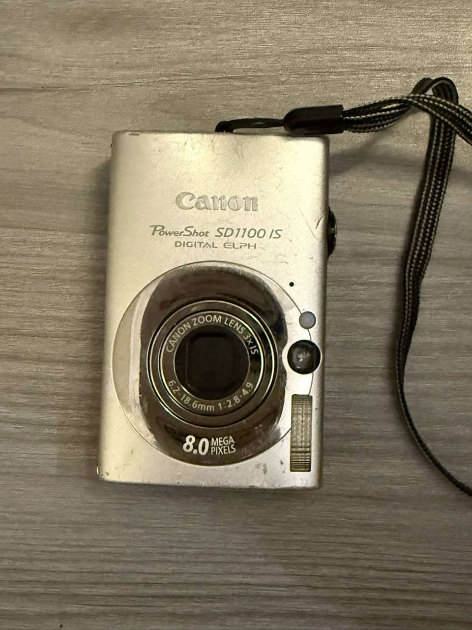 Canon powershot SD1100 IS📸
Used condition: scratches and battery door has missing parts 

Comes with everything: battery, sd card, battery charger

Works like new

Message or comment for questions


**إذا كنت صاحب هذا الإعلان وتريد حذفه لأي سبب، رجاءا أرسل رسالة إلى الدعم الفني**