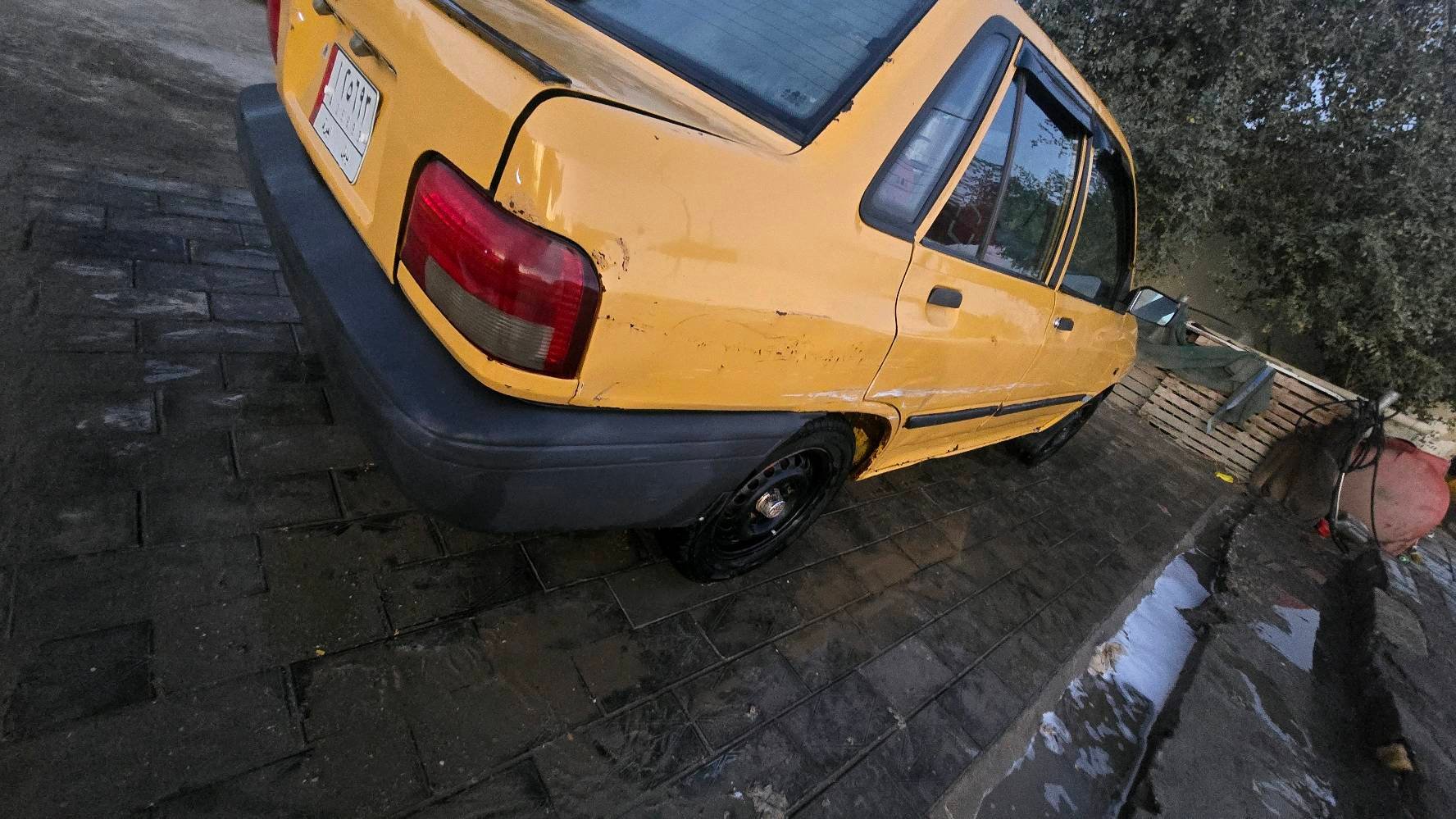 سيارة للبيع باللون الأصفر، نظيفة من الداخل والخارج. تمتاز بالرحابة والراحة في المقاعد. السيارة عملية ومناسبة للاستخدام اليومي. الجنوط بوضع جيد والإطارات مستهلكة قليلاً لكنها تعمل بكفاءة.