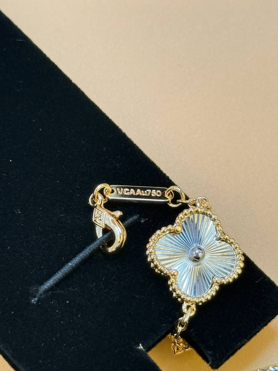 سوار فان كليف مختم اصلي مع الملحقات يوجد توصيل


**إذا كنت صاحب هذا الإعلان وتريد حذفه لأي سبب، رجاءا أرسل رسالة إلى الدعم الفني**