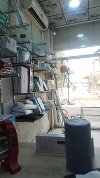 مستلزمات طبية • جماهير بجانب صيدلية هيوا • جهاز قياس السكر