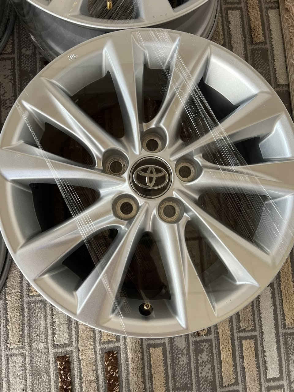 السلام عليكم 🫡 شباب
للبيع تخم ويل كروم كورلا تجميع صيني موديل (2025) شكل خليجي (حجم (16) بلادي شركة 

اصلي حيل نضيف 

ويه تخم كصب بلادي مال حساس 

مال سياره ماشيه (18) 

بدون عواج بدون تعديل بدون لحيم بدون كسر بدون صبغ 

السعر (325) الف او بي مجال للطيبين 

عنوان كركوك  رقم موبايل 📲 ***********
