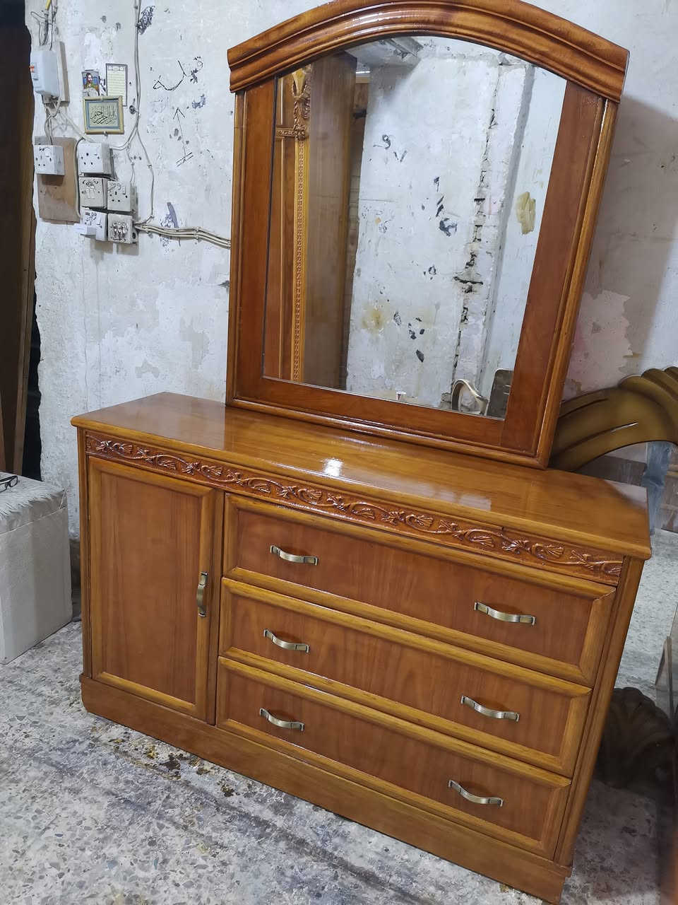 صاج داخل وخارج الظهر جرجوبه ٥ وملحق داخلي استعمال قليل الغرفه شغل توصا ثقيله جدآ اخت الجديده نقص زاويا ملابس فقط للحجز والاستفسار علئ الرقم او واتساب *********** بغداد السيديه حي الاعلام شارع قطر الندئ
