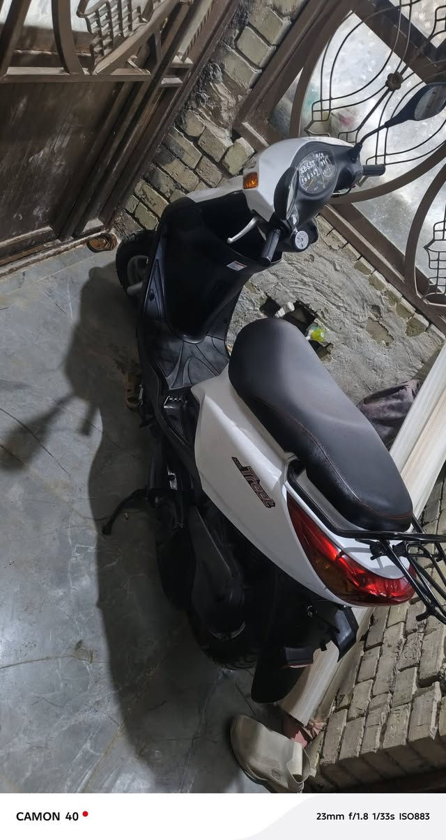 سلام عليكم دراجه للبيع نوع اوتماتيك مديل اكزز تريت سرعة١٤٠
مال حاوية استعمال قليل دراجه كوله شغاله وبلاديه كفال عامه من كفرات ومحرك وكهرباء كول بلادي وضع شركة سعر  12$ورقه وبي مجال لشراي والطيبين مكاني كربلاء حي العباس رقم التلفون *********** اتصال وتدلل
