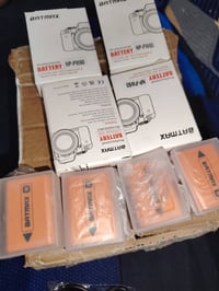 بطاريات كامرة كل اربع بطاريات وشاحنتهن العدد 8 بطاريات هنة وشواحنهن حط...