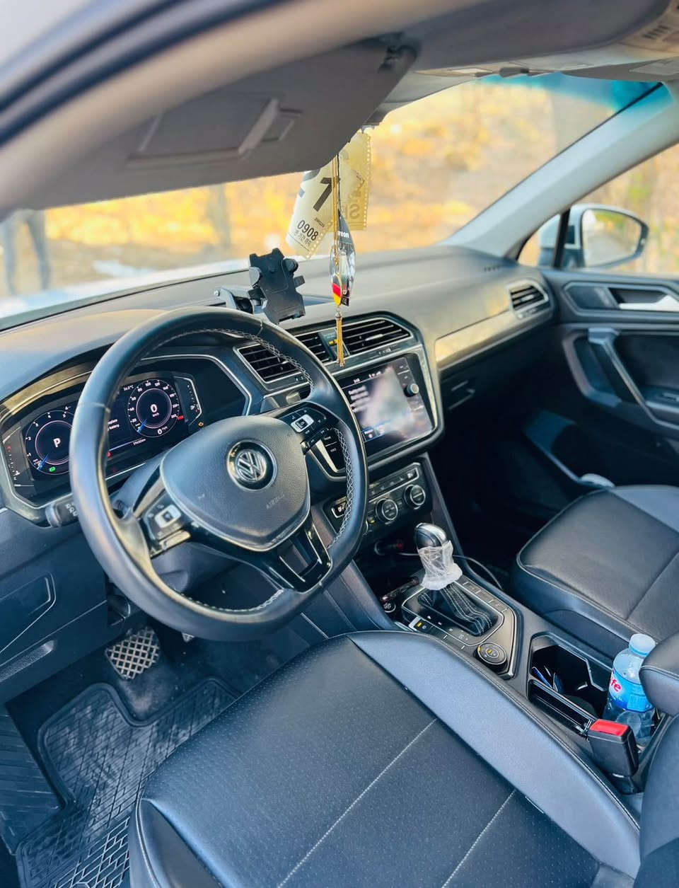 تیگوان مۆدیل ٢٠٢١ فول موسەفات  سپی بەفری  چوار پاچەی بۆیاخ ە بئ ناوگرتن پارچەکانشی بەسیتە لەسەر شوخوو خشان کراوەتە بۆیاخ ٦٠هەزار رۆیشتوە  گیرومەکینەو  باقی کارەبایی بەشەرت تەحویلو غەرەمە بەشەرت 
***********
*********** Singapore
