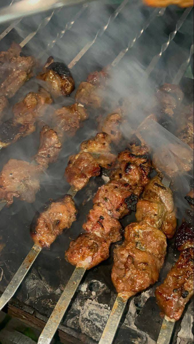 🔥لما المشويات يبقى ليها طابع شرقي أصيل🔥
في كل قطعة لحمة، في كل ريحة فحم.. فيه حكاية بتتحكي من قلب المطبخ الشرقي😎
مشاوي الروان بيقدملك المشويات اللي تفتح النفس وتخلّي كل قطمة ليها معنى 🤤
من الكباب والتكه والمعلاك وكباب الدجاج وتكه دجاج  والمندي.
كل حاجة معمولة بإتقان، متتبلة بطريقة سرّها في الطعم، ومشوية على الفحم زي ما بتحب
✅ طعم يفضل في بالك
✅ ريحة تشدك من أول ما توصل
✅ تسوية محسوبة على المزاج الشرقي
جرب بنفسك، وخلي أول تجربة تكون مميزه 
مشاوي الروان.. طعم شرقي صعب يتنسي ❤️
📍 حي الشهداء مجاور مجسر المشاه. 
📞 للطلبات والتوصيل:
📱 *********** 
☎️
